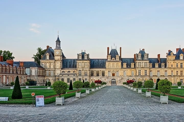 Fontainebleau palace courtyard and horseshoe staircase